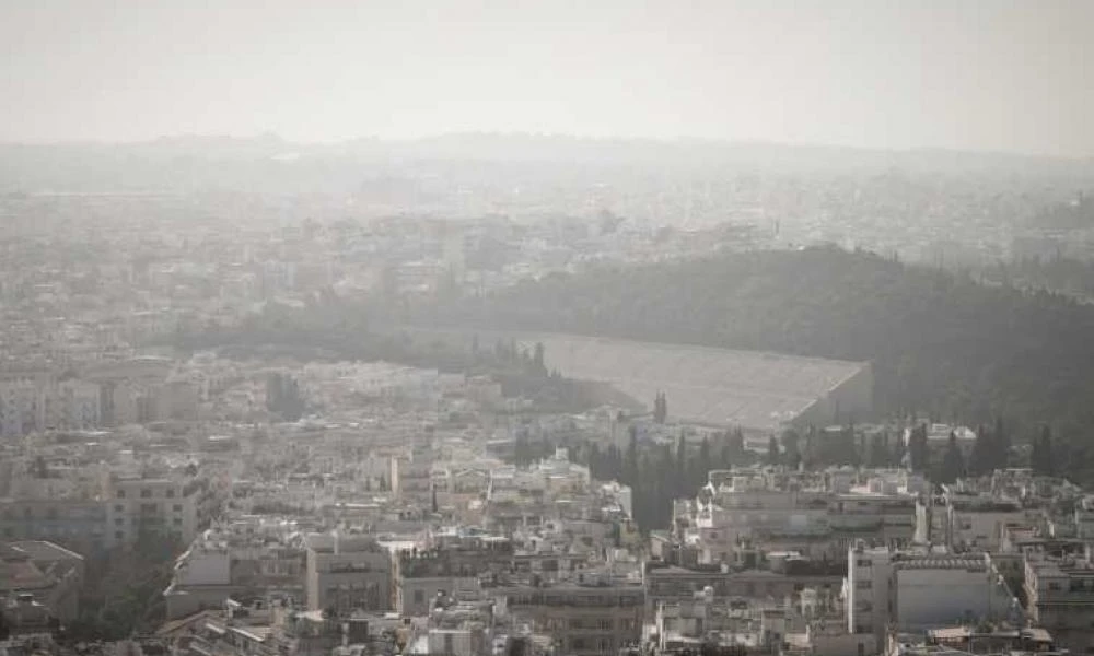 Συνεχίζει με καλοκαιρινούς ρυθμούς ο καιρός - Ζέστη με ομίχλη και σκόνη από τη Σαχάρα